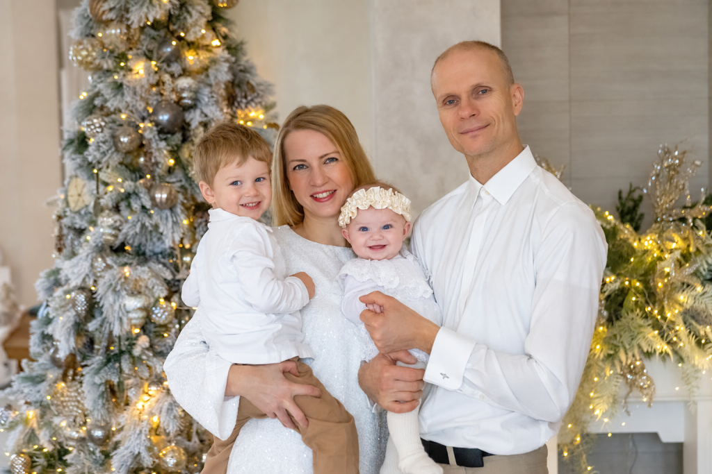 Karacsonyi csaladi portre mosolyokkal