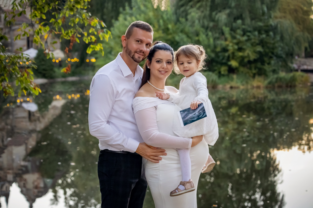 Babaváró család, a leendő kistesó fogja az ultrahang képet.