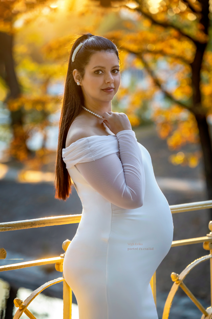 Kismama fotózás 7 Kismama fehér ruhában gyönyörű őszi naplementében